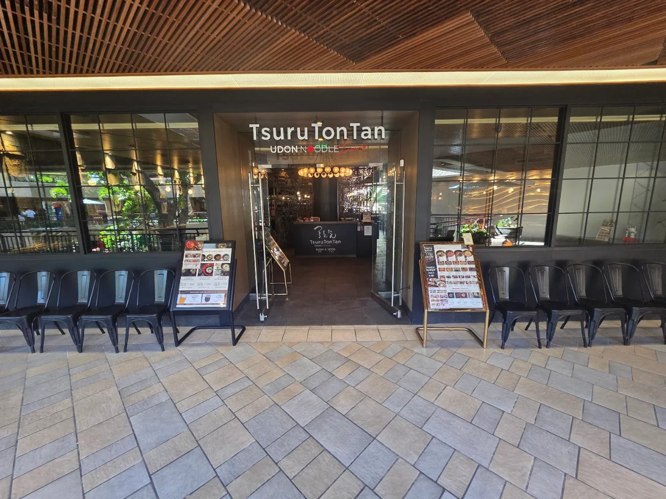 After the Ride: Best Walkable Food & Drink Spots Near XploreRide in Waikiki